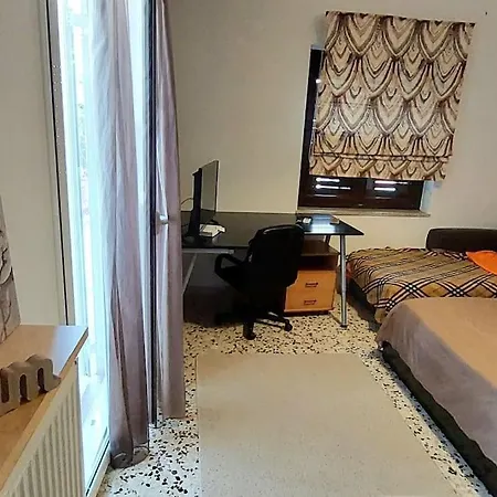 Cosy And Roomy 78m2 Piraeus